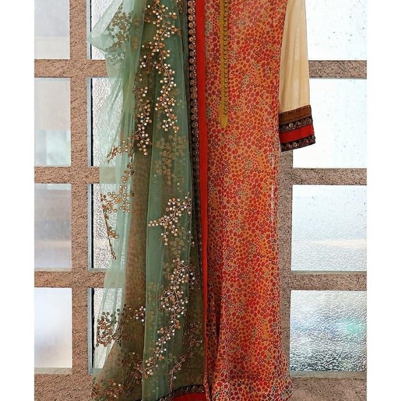 Designer Sabyasachi dress - Picture 3 of 5